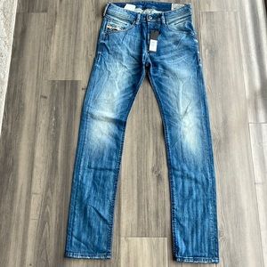 NWT MENS DIESEL JEANS BELTHER REGULAR SLIM-TAPERED STRETCH SZ 27*32. (Sz16 boys)